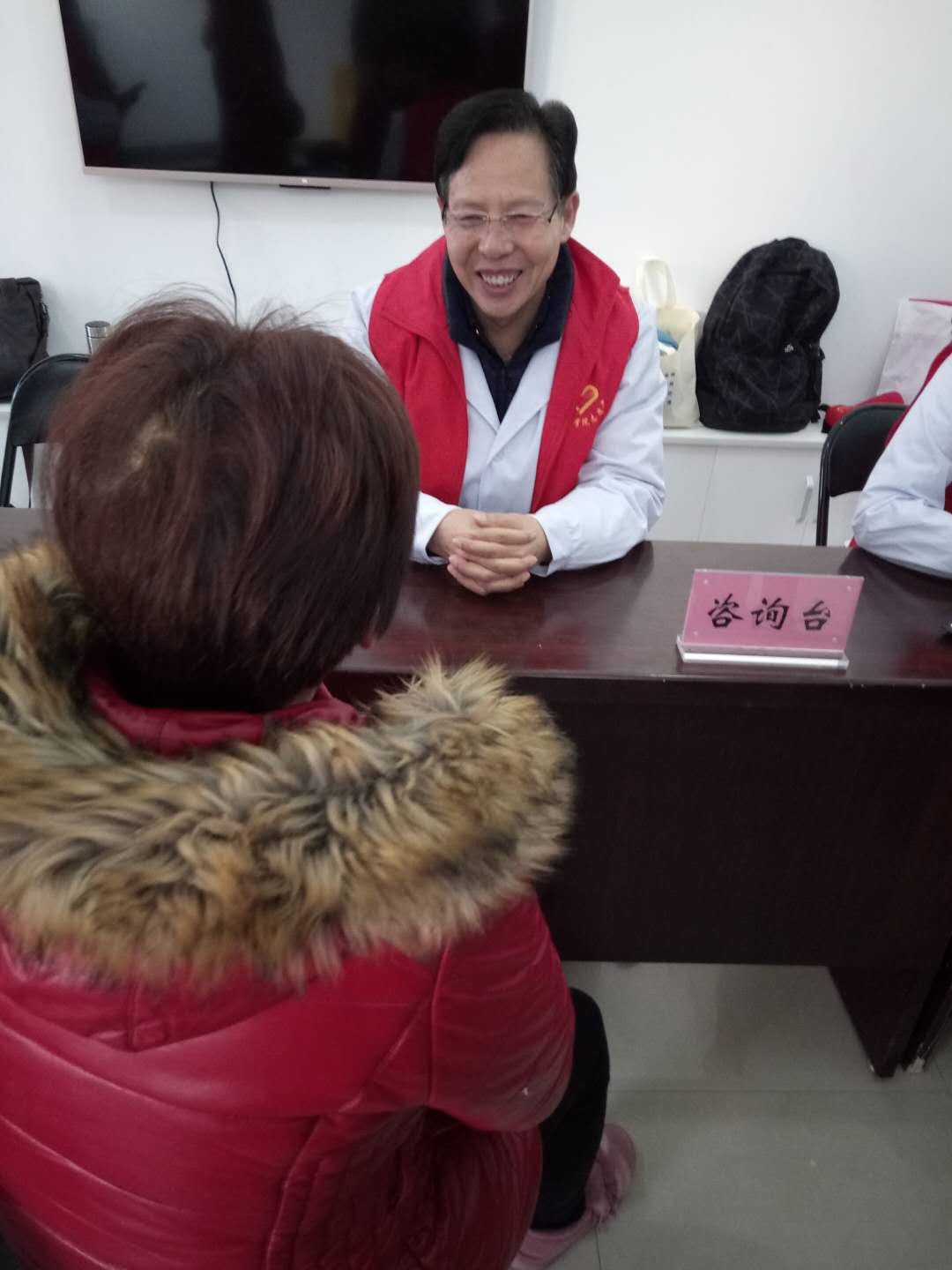 我校无党派代表人士贺志安教授参加古固寨志愿者活动