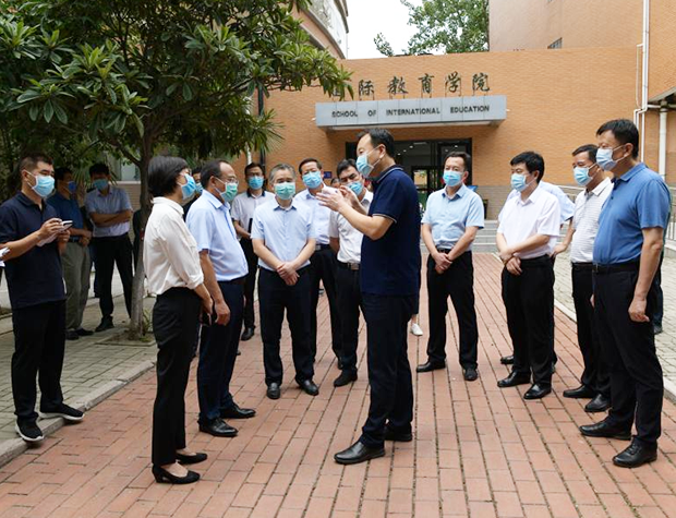 新乡市市长魏建平一行看望我校留学生并调研疫情防控工作