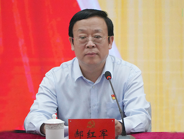 校党委副书记郝红军宣读了党龄50年,30年党员代表名单,各级"两优一先"