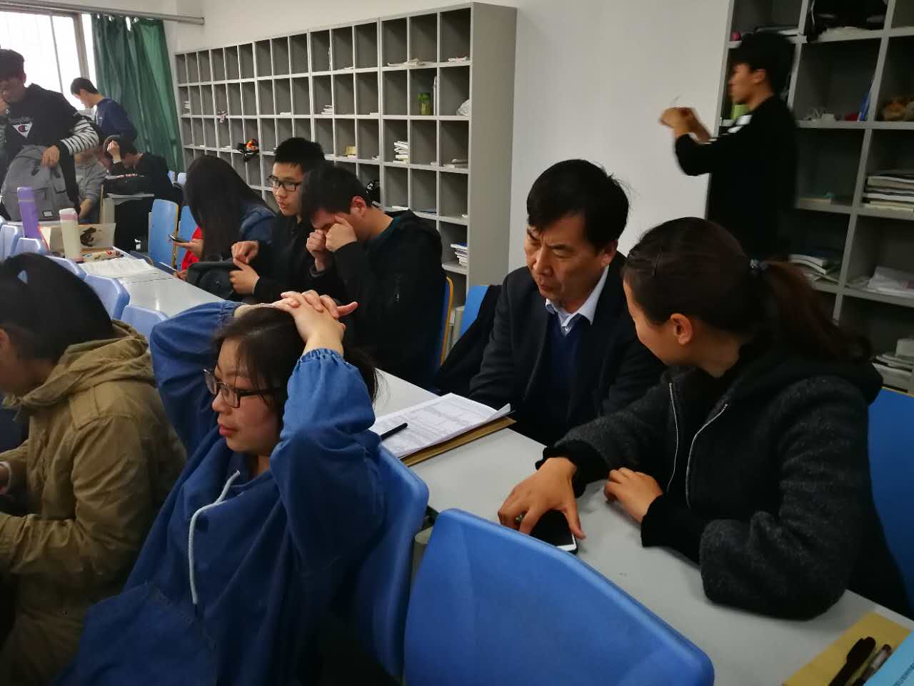 陈书记与学生课后交谈