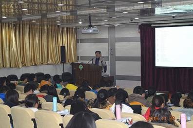 Khaidakov教授为在校研究生和青年教师做学术报告