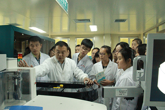 学检验学院教师郭庆合带领学生在新乡雅仕杰医学检验所参观见习