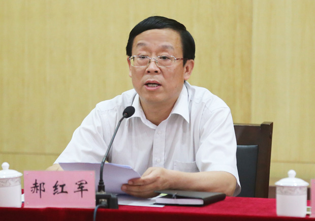 党委副书记郝红军宣读有关表彰决定