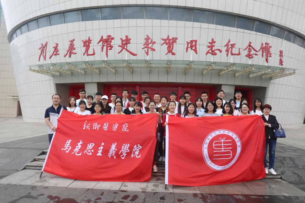史伟老师、王春丽老师与同学们在刘庄合影留念