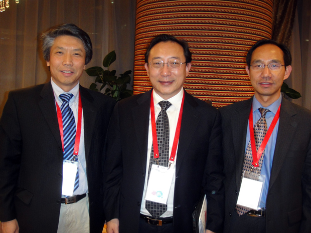 左二为中国医学科学院院长曹雪涛院士,左一为美国美中抗癌协会总裁Wei Zhang教授,左三为我校基础医学院院长杨万才教授