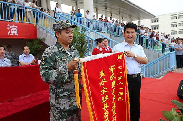 校党委副书记刘荣增代表学校向军训承训部队赠送锦旗
