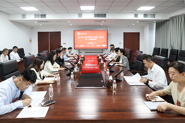 http://www.xxmu.edu.cn/__local/D/95/AE/5B0D6202ED6939029740C7C4876_E8F12E54_9E08E.png